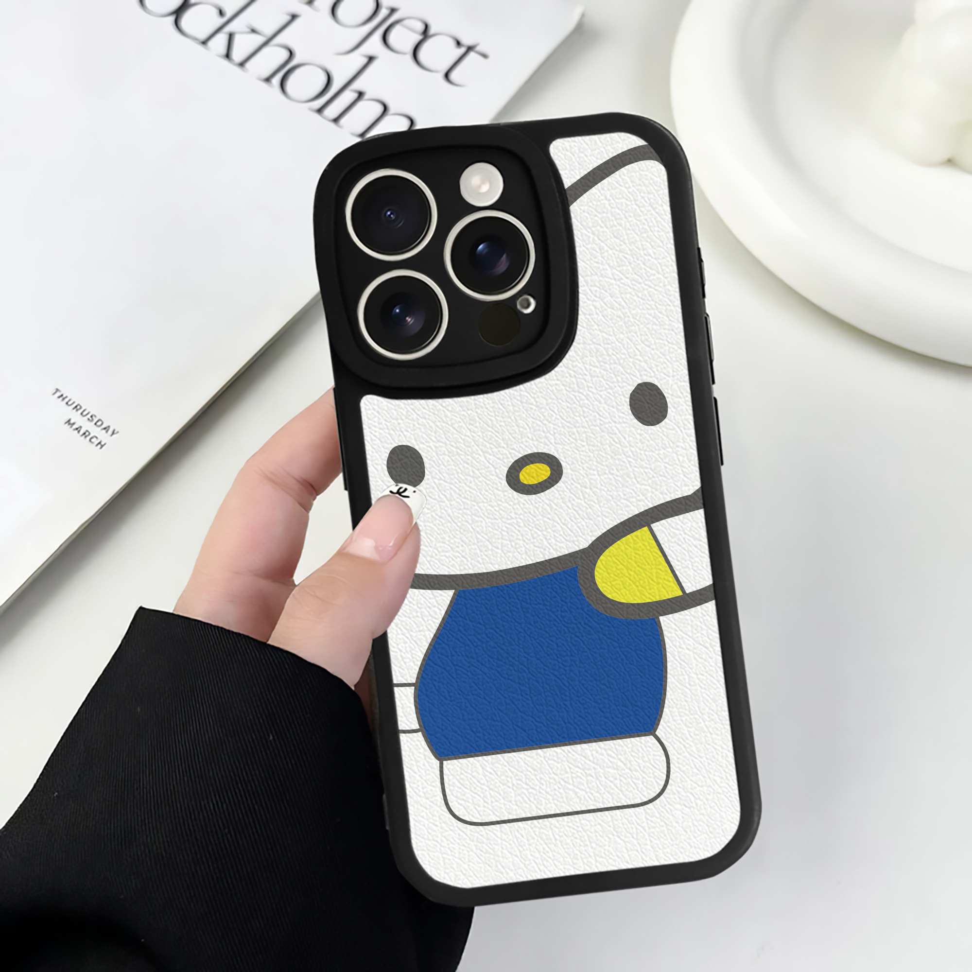 （画像用） Hello Kitty ハローキティ 【iPhone 16シリーズ対応】シリコンスマホケース（レザー調） 材質：シリコン